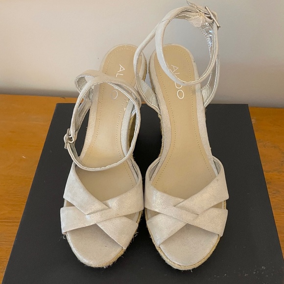 Never Worn ALDO Champagne Shimmer Nubuck Espadrilles - Size 7 - Picture 3 of 7